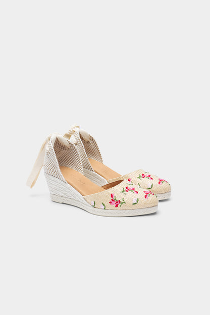 Olivia Rafia Flowers Low